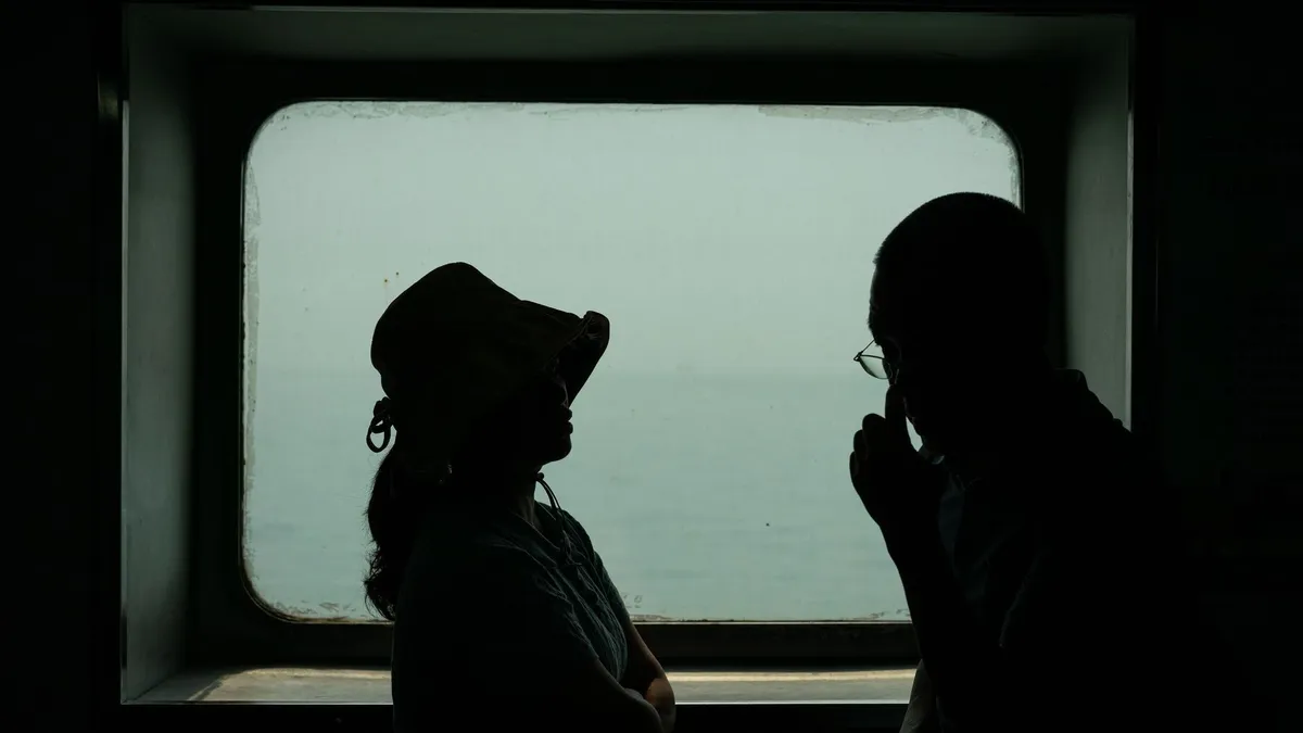 Deux personnes ont une conversation.